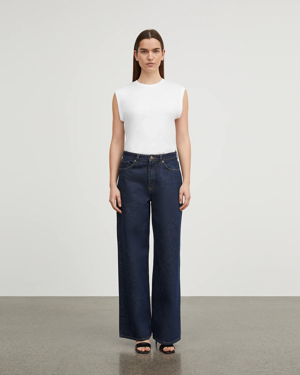 Luźne jeansy Willow Indigo Blue SKALL z obniżonym stanem i szerokimi, prostymi nogawkami. Posiadają kieszenie, szlufki na pasek i haftowane logo z tyłu w pasie. Jeansy maja standardową długość. Wykonane ze sztywnego denimu z bawełny organicznej.