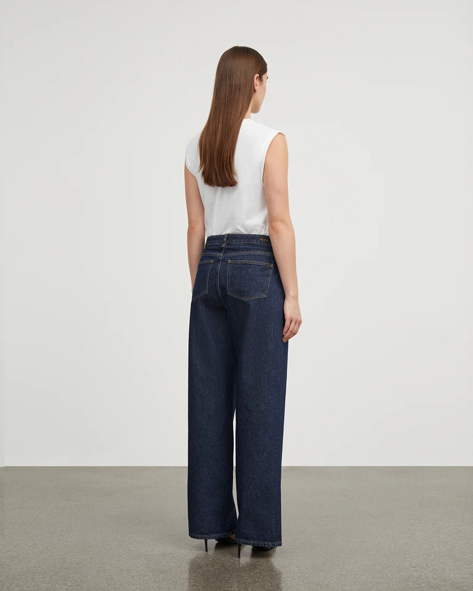 Luźne jeansy Willow Indigo Blue SKALL z obniżonym stanem i szerokimi, prostymi nogawkami. Posiadają kieszenie, szlufki na pasek i haftowane logo z tyłu w pasie. Jeansy maja standardową długość. Wykonane ze sztywnego denimu z bawełny organicznej.