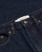 Luźne jeansy Willow Indigo Blue SKALL z obniżonym stanem i szerokimi, prostymi nogawkami. Posiadają kieszenie, szlufki na pasek i haftowane logo z tyłu w pasie. Jeansy maja standardową długość. Wykonane ze sztywnego denimu z bawełny organicznej.