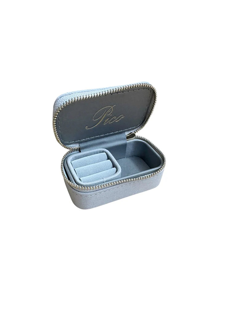 Mini kuferek do przechowywania biżuterii Pico Copenhagen z przegródkami wewnątrz. Obszyty piękną tkaniną. Zapinany za pomocą zamka błyskawicznego. To idealny pomysł na prezent.&nbsp;