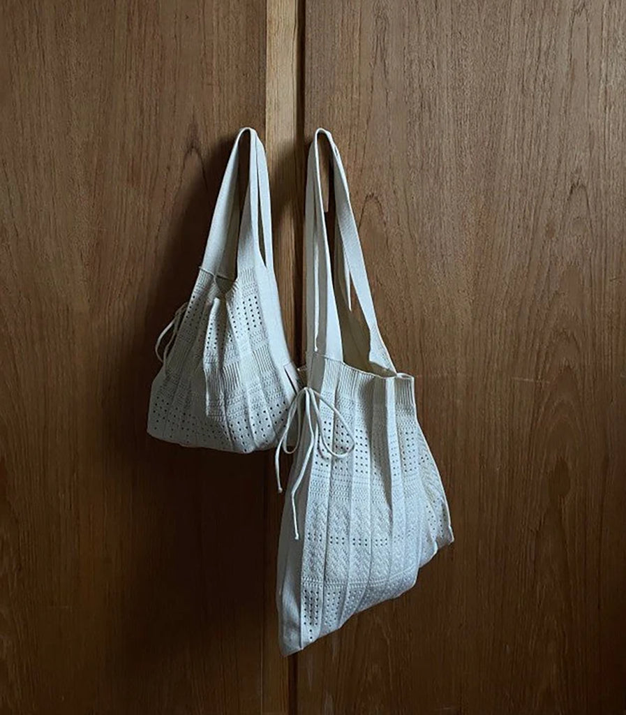 Mała, materiałowa torba Small Rosalia Pico Copenhagen w typie shopper wykonana z wytrzymałej, dzianinowej, plisowanej tkaniny z brokatową, błyszczącą nicią. Uroczy dodatek do codziennych stylizacji. Pomieści najważniejsze rzeczy i niewielkie zakupy.&nbsp;