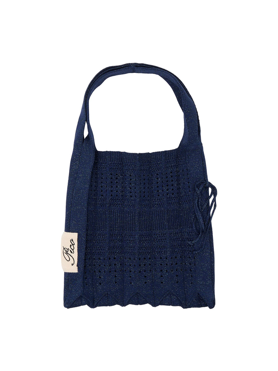 Mała, materiałowa torba Small Rosalia Pico Copenhagen w typie shopper wykonana z wytrzymałej, dzianinowej, plisowanej tkaniny z brokatową, błyszczącą nicią. Uroczy dodatek do codziennych stylizacji. Pomieści najważniejsze rzeczy i niewielkie zakupy.&nbsp;