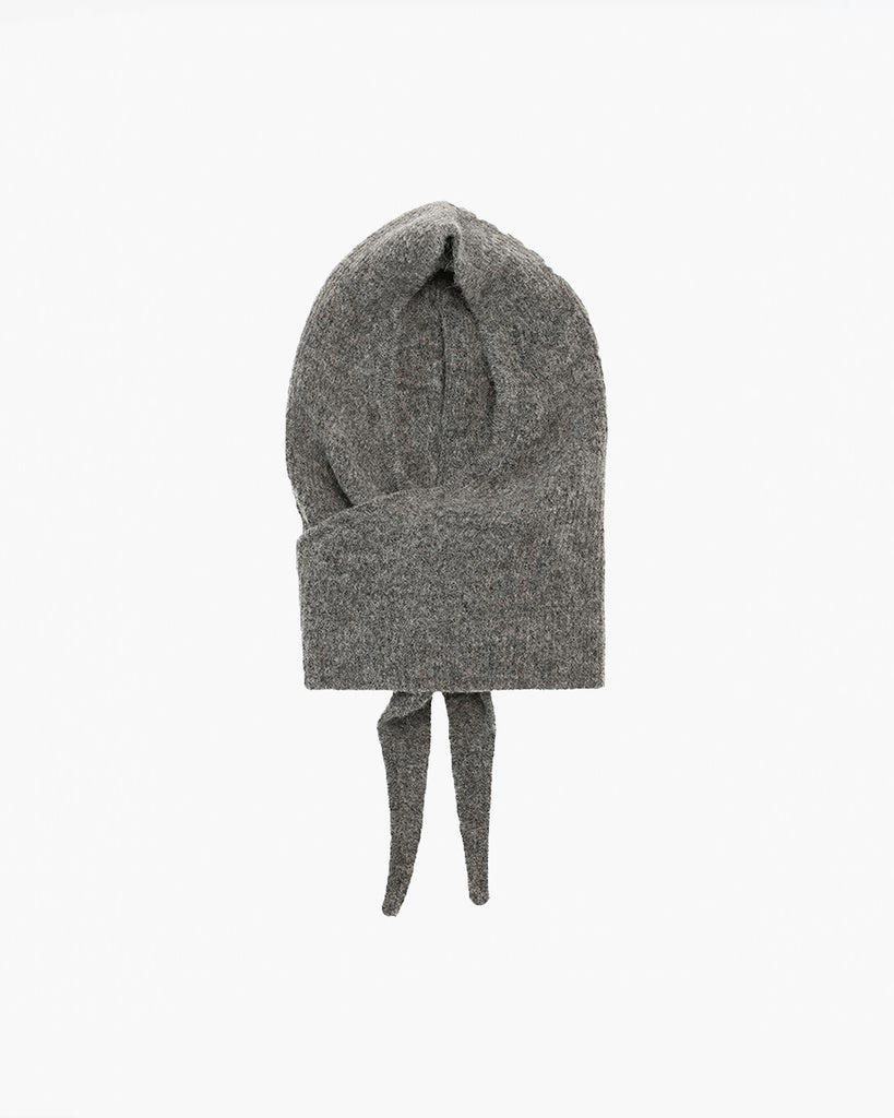 Dzianinowa, ciepła balaclava Ganni 6475 Soft Paloma Melange z wyhaftowanym logo marki. Wiązana pod szyją za pomocą szalika. Wykonana z dzianiny z wełną i alpaką.