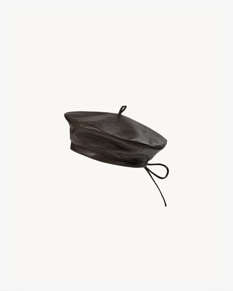 Skórzany beret z antenką Soho The Garment. Wiązany z tyłu za pomocą cienkich sznurków. Nada charakteru każdej stylizacji. Wykonany z miękkiej skóry cielęcej.