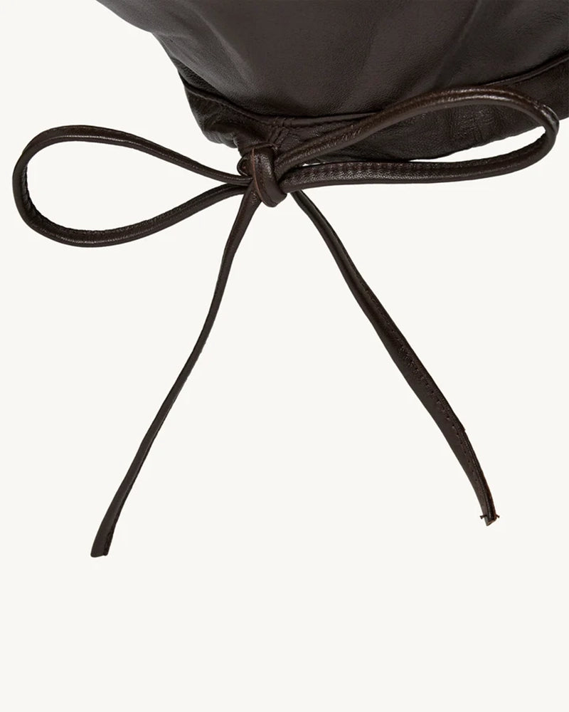 Skórzany beret z antenką Soho The Garment. Wiązany z tyłu za pomocą cienkich sznurków. Nada charakteru każdej stylizacji. Wykonany z miękkiej skóry cielęcej.