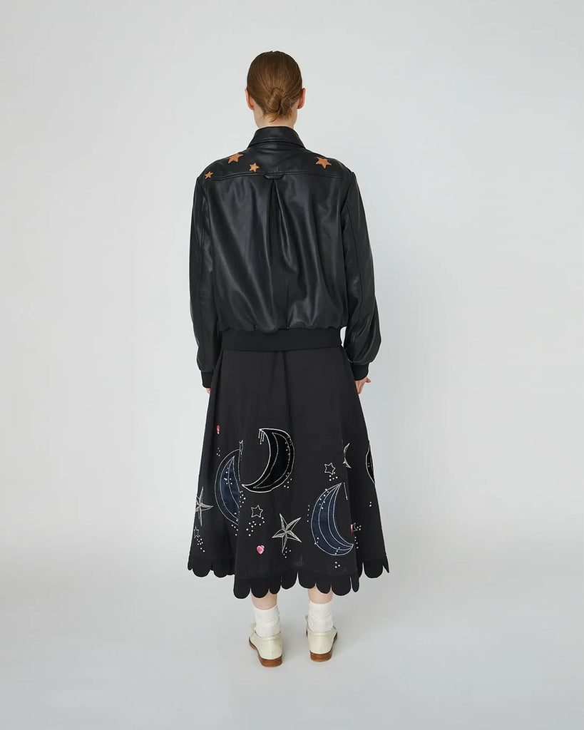 Skórzana kurtka typu bomber Starlight Leather marki STELLA NOVA o pudełkowym fasonie. Posiada kołnierzyk i dwie, przednie kieszenie z klapkami. Na ramionach posiada hafty z motywem gwiazd i księżyca. Wykończona elastycznymi ściągaczami. Kurtka ma podszewkę. Wykonana ze skóry jagnięcej. To ponadczasowy klasyk z efektownym akcentem, który pasuje do ulubionych jeansów, jak i do spódnicy z wysokim stanem.&nbsp;