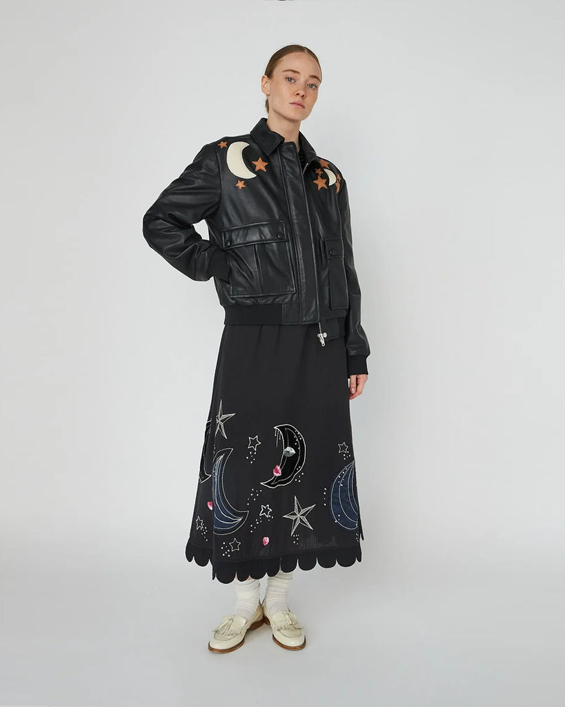 Skórzana kurtka typu bomber Starlight Leather marki STELLA NOVA o pudełkowym fasonie. Posiada kołnierzyk i dwie, przednie kieszenie z klapkami. Na ramionach posiada hafty z motywem gwiazd i księżyca. Wykończona elastycznymi ściągaczami. Kurtka ma podszewkę. Wykonana ze skóry jagnięcej. To ponadczasowy klasyk z efektownym akcentem, który pasuje do ulubionych jeansów, jak i do spódnicy z wysokim stanem.&nbsp;