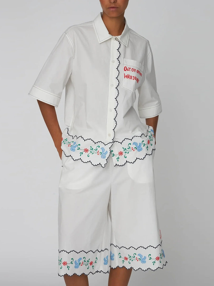 Oversizowa, biała koszula Coloured Embroidered z krótkim, szerokim rękawem, Dekorowana i wykończona pięknym, kolorowym haftem w ludowym stylu. 