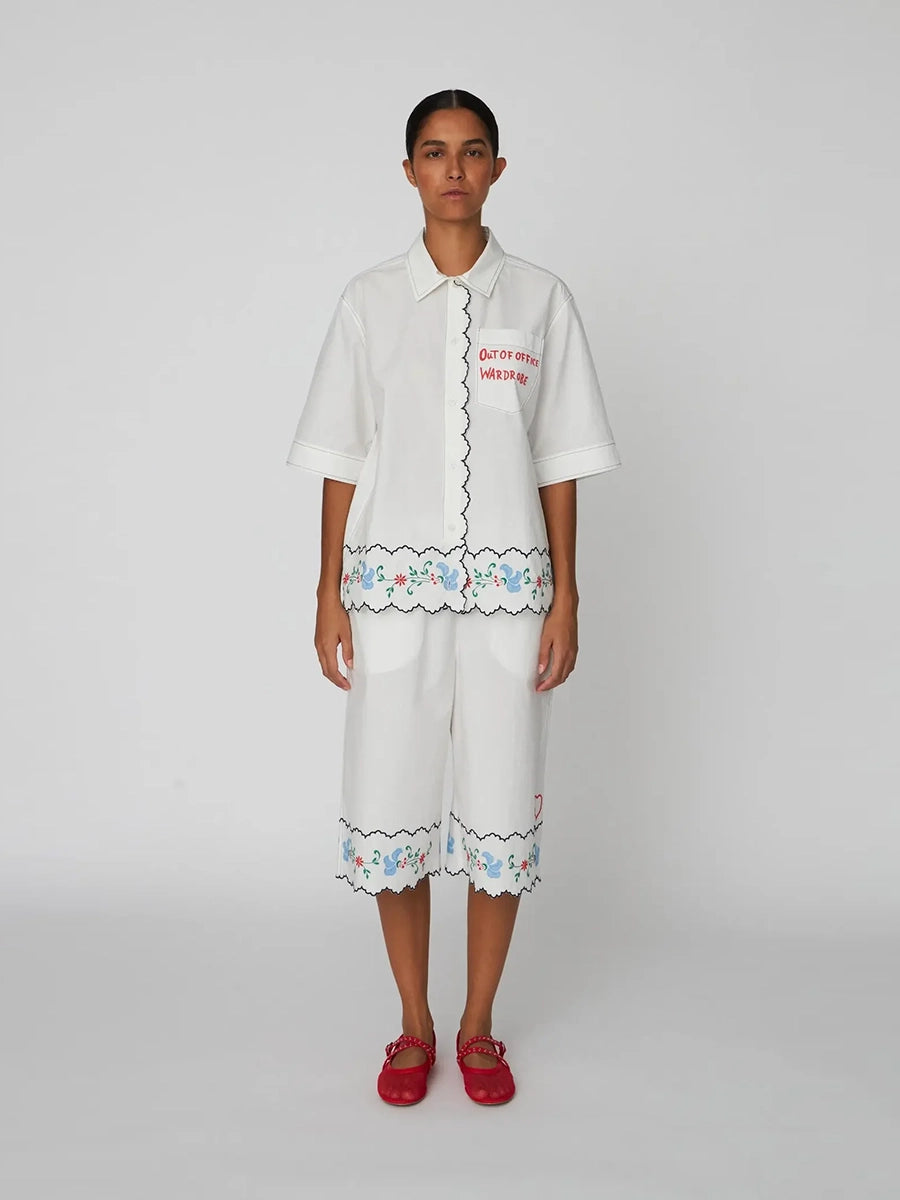 Oversizowa, biała koszula Coloured Embroidered z krótkim, szerokim rękawem, Dekorowana i wykończona pięknym, kolorowym haftem w ludowym stylu. 