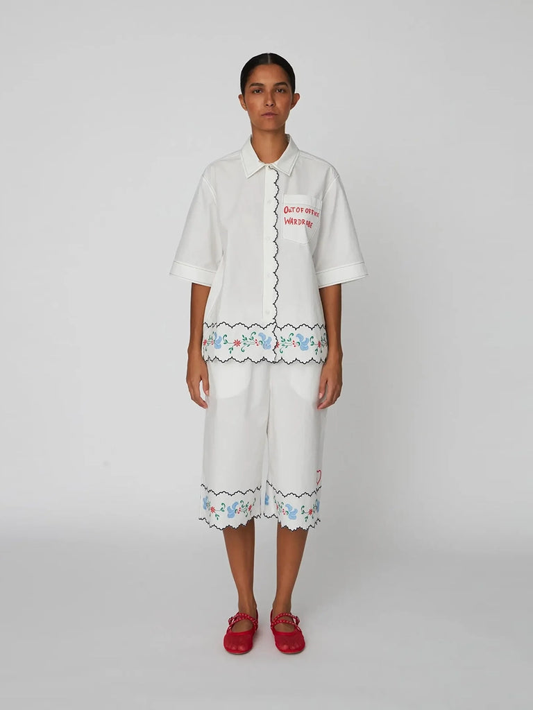 Oversizowa, biała koszula Coloured Embroidered z krótkim, szerokim rękawem, Dekorowana i wykończona pięknym, kolorowym haftem w ludowym stylu. 