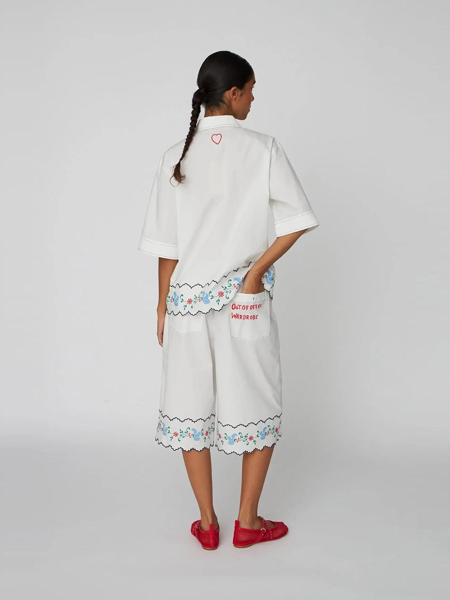Oversizowa, biała koszula Coloured Embroidered z krótkim, szerokim rękawem, Dekorowana i wykończona pięknym, kolorowym haftem w ludowym stylu. 