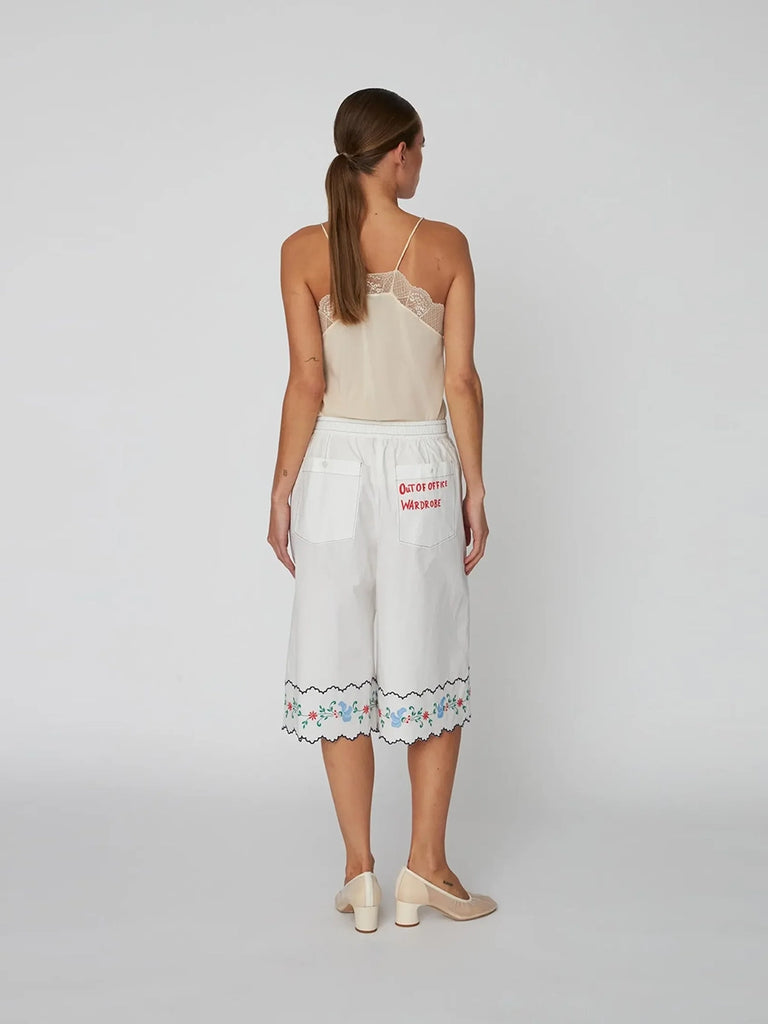 Luźne, bawełniane szorty Coloured Embroidery STELLA NOVA pięknym, kontrastowym haftem w ludowym stylu. Spodenki mają wysoki stan i są elastyczne w pasie. Z tyłu posiadają dwie kieszenie.