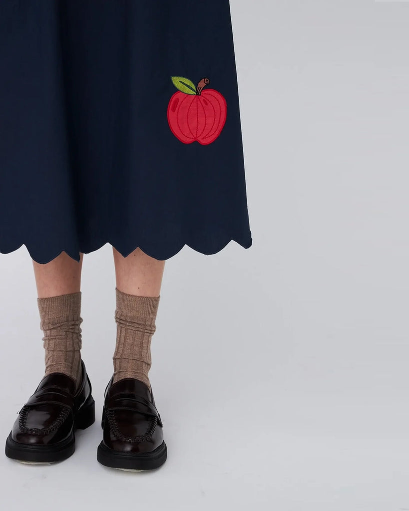 Bawełniana sukienka midi EMBROIDERED STELLA NOVA z uroczymi naszywkami w kształcie jabłek. Posiada okrągły dekolt pod szyję i szerokie, krótkie rękawy o długości do łokci. Sukienka jest zwężana i przylegająca w talii, co pięknie podkreśla sylwetkę.