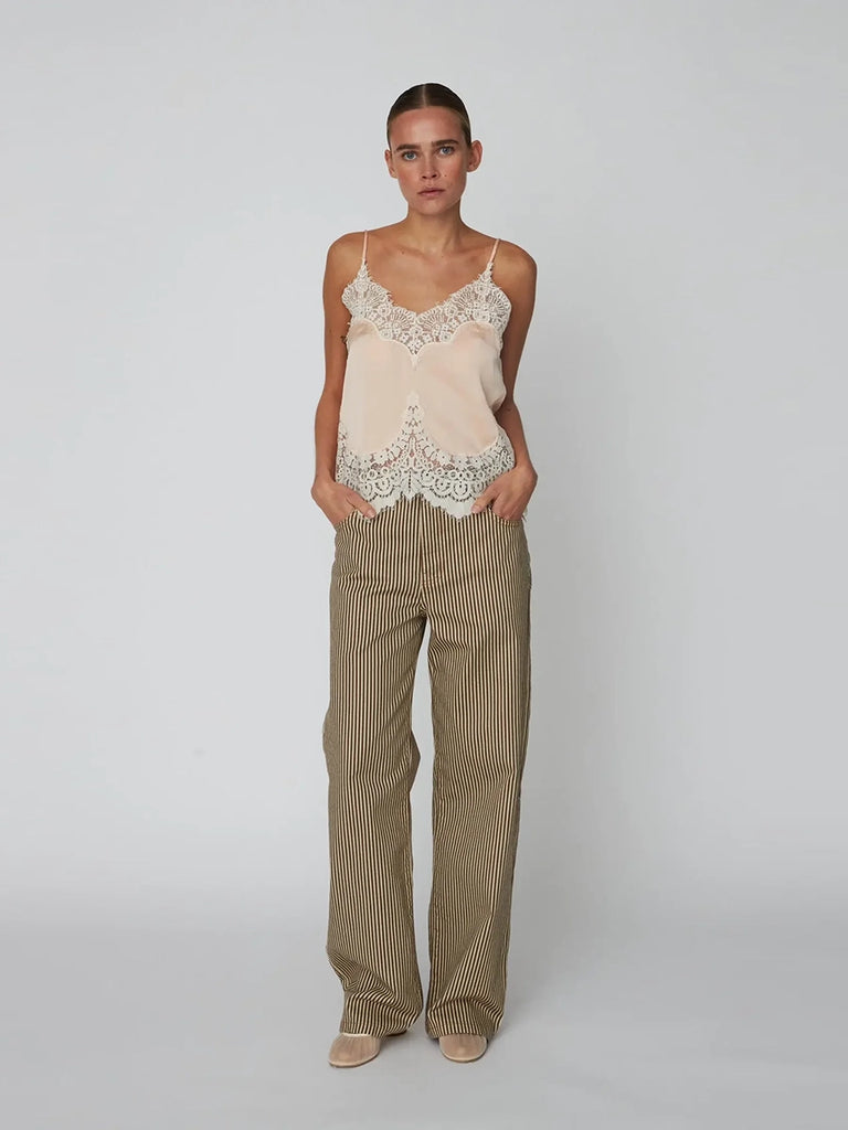 Cienki, elegancki top na cienkich, regulowanych ramiączkach Delicate Lace STELLA NOVA wykończony koronką.