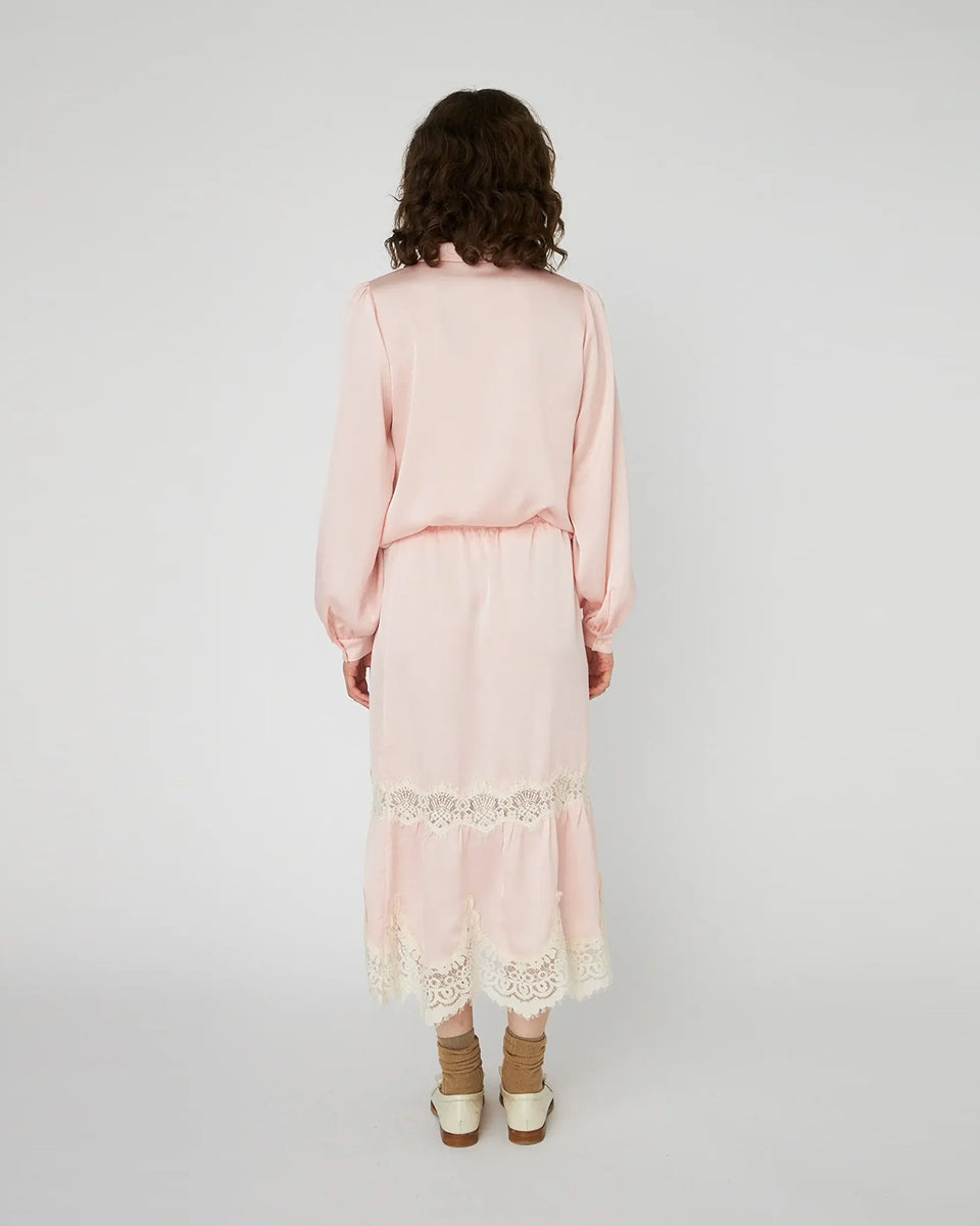 Midi spódnica Delicate Lace Kiss Rose marki STELLA NOVA z elastyczną talią na gumce oraz ozdobną koronką. Posiada długość do połowy łydki.&nbsp;