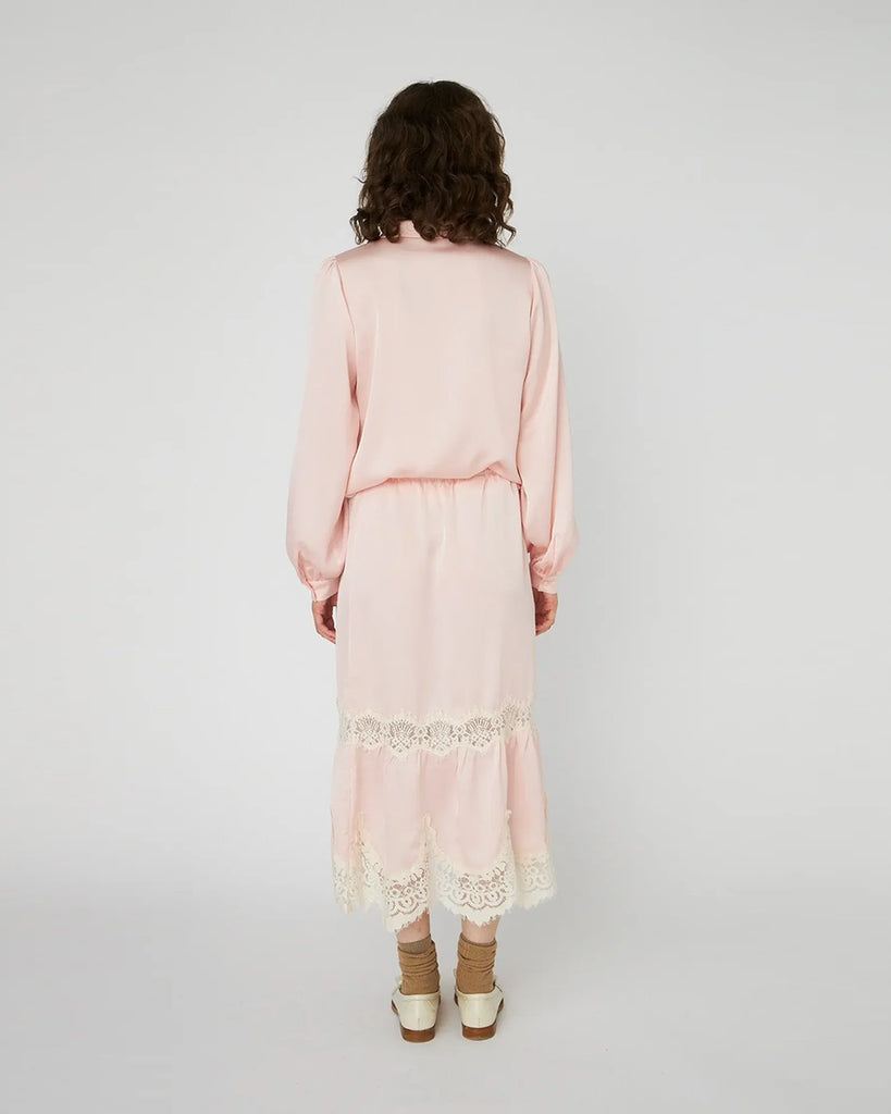 Midi spódnica Delicate Lace Kiss Rose marki STELLA NOVA z elastyczną talią na gumce oraz ozdobną koronką. Posiada długość do połowy łydki.&nbsp;