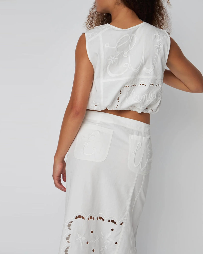 Bawełniana, haftowana spódnica midi Elements Embroidered STELLA NOVA z wysokim stanem. Wykonana z lekkiej tkaniny z pięknymi haftami i ażurowymi wzorami. Spódnica ma jedną przednią i dwie tylne kieszenie.