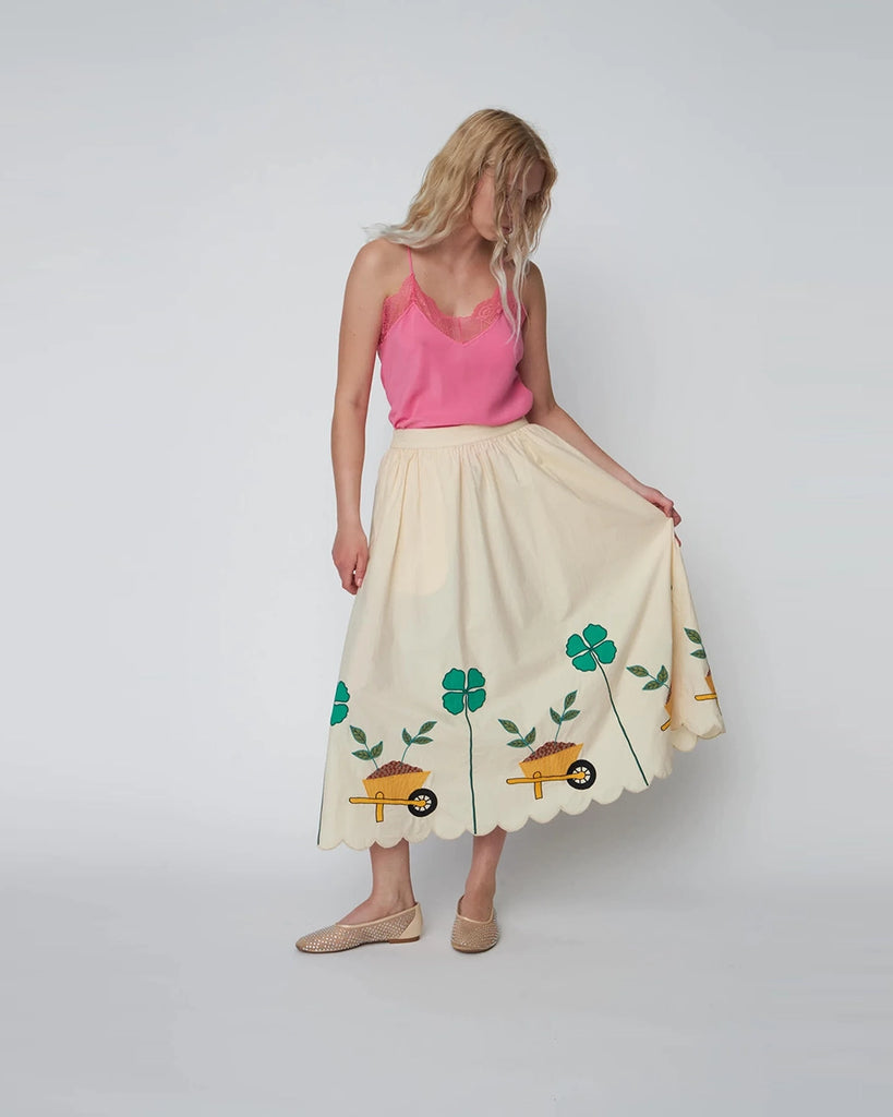 Rozkloszowana spódnica midi Embroidered Midi STELLA NOVA z wysokim stanem i pięknymi, kolorowymi haftami. Z tyłu w talii elastyczna, co gwarantuje wygodę noszenia. Spódnica ma dwie, boczne kieszenie.