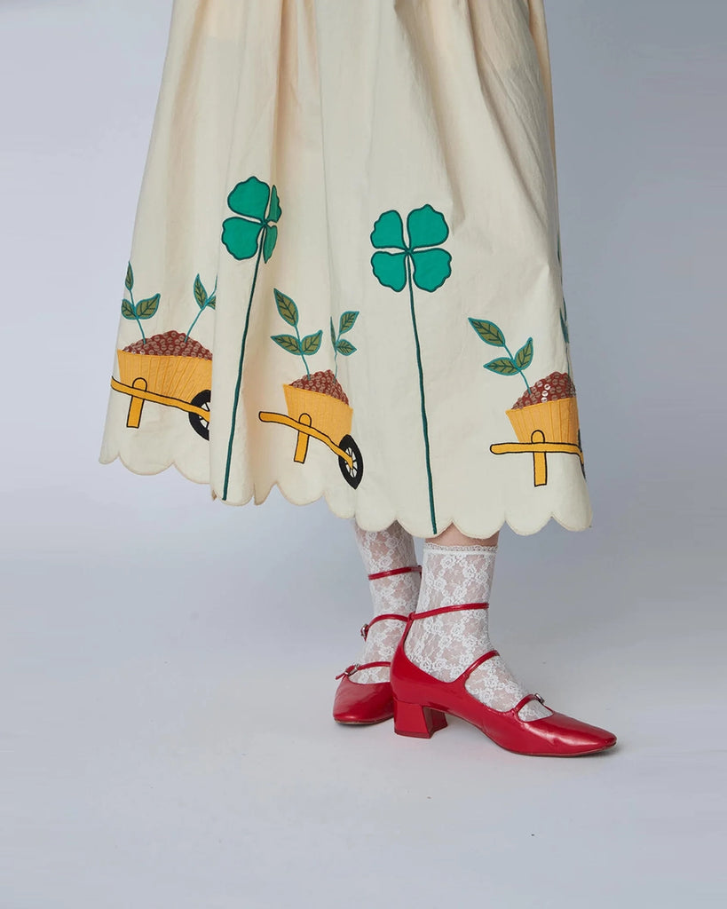 Rozkloszowana spódnica midi Embroidered Midi STELLA NOVA z wysokim stanem i pięknymi, kolorowymi haftami. Z tyłu w talii elastyczna, co gwarantuje wygodę noszenia. Spódnica ma dwie, boczne kieszenie.