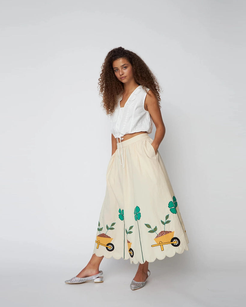 Rozkloszowana spódnica midi Embroidered Midi STELLA NOVA z wysokim stanem i pięknymi, kolorowymi haftami. Z tyłu w talii elastyczna, co gwarantuje wygodę noszenia. Spódnica ma dwie, boczne kieszenie.