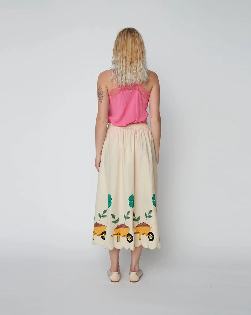 Rozkloszowana spódnica midi Embroidered Midi STELLA NOVA z wysokim stanem i pięknymi, kolorowymi haftami. Z tyłu w talii elastyczna, co gwarantuje wygodę noszenia. Spódnica ma dwie, boczne kieszenie.