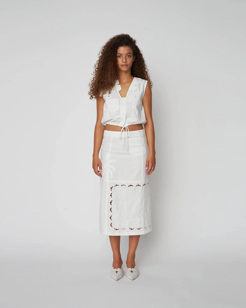 Bawełniana, haftowana spódnica midi Elements Embroidered STELLA NOVA z wysokim stanem. Wykonana z lekkiej tkaniny z pięknymi haftami i ażurowymi wzorami. Spódnica ma jedną przednią i dwie tylne kieszenie.