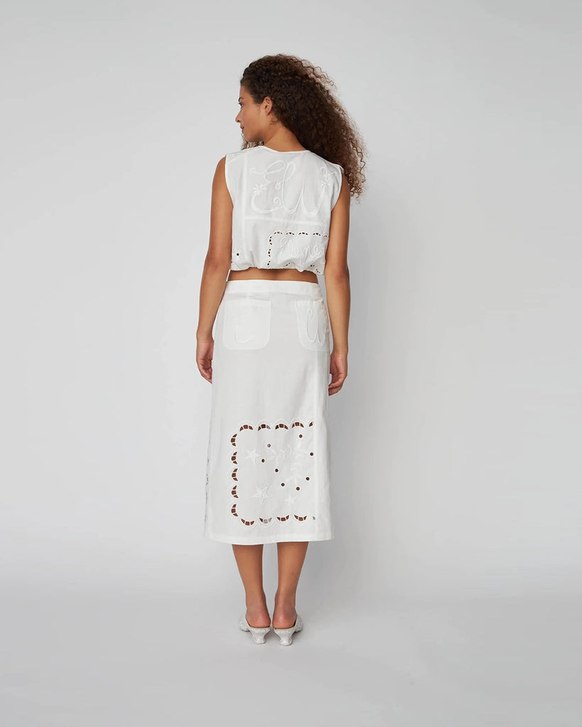 Bawełniana, haftowana spódnica midi Elements Embroidered STELLA NOVA z wysokim stanem. Wykonana z lekkiej tkaniny z pięknymi haftami i ażurowymi wzorami. Spódnica ma jedną przednią i dwie tylne kieszenie.