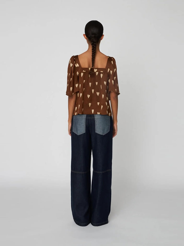 Jedwabna, zwiewna bluzka w uroczy print w serca Heart Printed STELLA NOVA z kwadratowym dekoltem i luźnymi, lekko bufiastymi rękawami o długości do łokcia