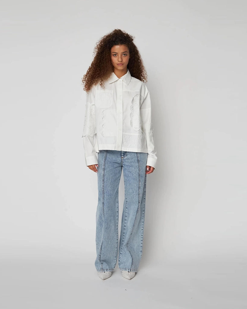 Oversizowa, bawełniana koszula Elements Embroidered STELLA NOVA o prostym kroju. Posiada kołnierzyk i długie, luźne rękawy wykończone mankietami. Zapinana na guziki.