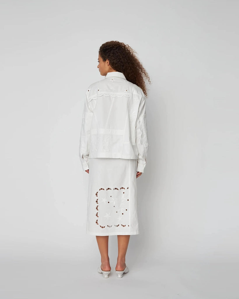 Bawełniana, haftowana spódnica midi Elements Embroidered STELLA NOVA z wysokim stanem. Wykonana z lekkiej tkaniny z pięknymi haftami i ażurowymi wzorami. Spódnica ma jedną przednią i dwie tylne kieszenie.