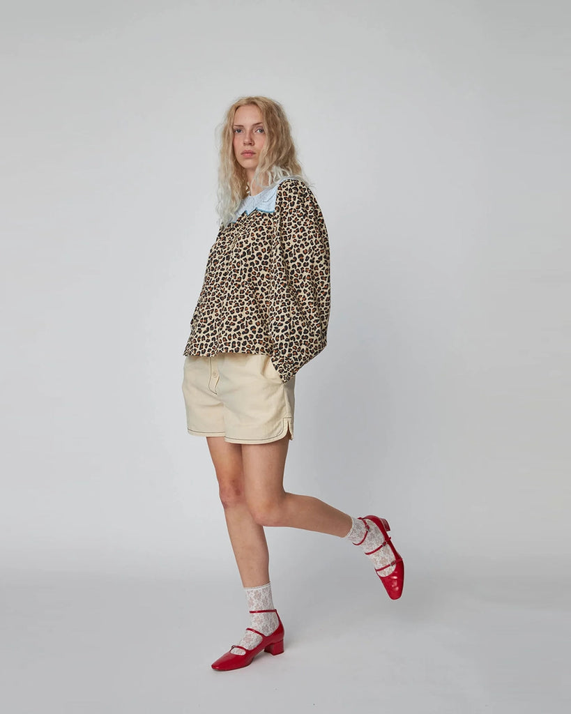 Luźna bluzka w panterę Leopard Blouse STELLA NOVA z szerokimi, długimi rękawami zakończonymi, elastycznymi gumkami przy nadgarstkach. Bluzka ma okrągły dekolt i kontrastowy kołnierz. Na plecach posiada trójkątne wycięcie i wiązanie przy szyi. 