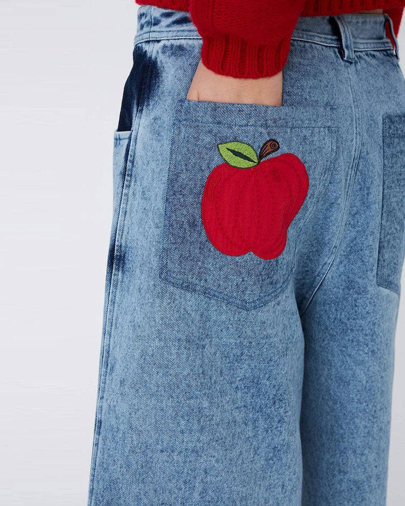 Luźne, jeansowe szorty STELLA NOVA z niskim stanem i szeroką nogawką o długości za kolana. Wykonane z jeansu z efektem "sprania". Szorty mają dwie, przednie kieszenie ufarbowane na ciemnogranatowy kolor. Na lewej, tylnej kieszeni spodnie posiadają naszywkę z uroczym motywem jabłka.