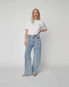Luźne, niebieskie jeansy Moon Washed Denim STELLA NOVA z wysokim stanem i prostą, szeroką nogawką z przeszyciami. Z tyłu, u dołu nogawek posiadają oryginalne, plecione elementy.