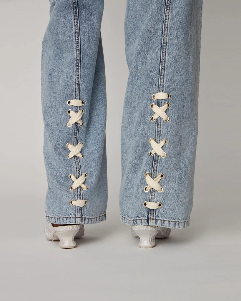 Luźne, niebieskie jeansy Moon Washed Denim STELLA NOVA z wysokim stanem i prostą, szeroką nogawką z przeszyciami. Z tyłu, u dołu nogawek posiadają oryginalne, plecione elementy.
