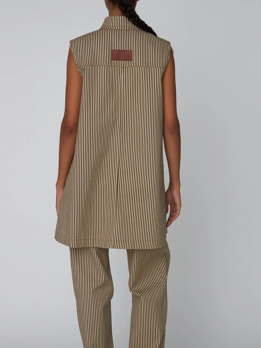 Krótka, jeansowa sukienka bez rękawów Striped Denim STELLA NOVA z kołnierzykiem. Zapinana na guziki. Z przodu posiada jedną kieszonkę. Sukienka ma luźny krój i długość do połowy uda.
