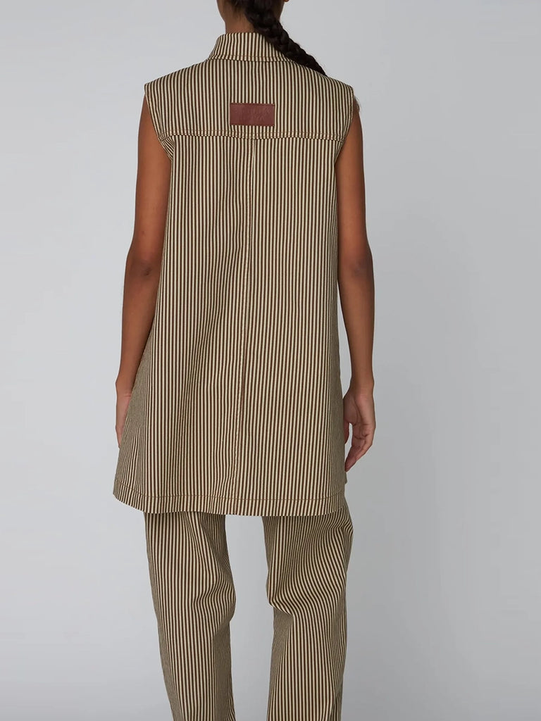 Krótka, jeansowa sukienka bez rękawów Striped Denim STELLA NOVA z kołnierzykiem. Zapinana na guziki. Z przodu posiada jedną kieszonkę. Sukienka ma luźny krój i długość do połowy uda.