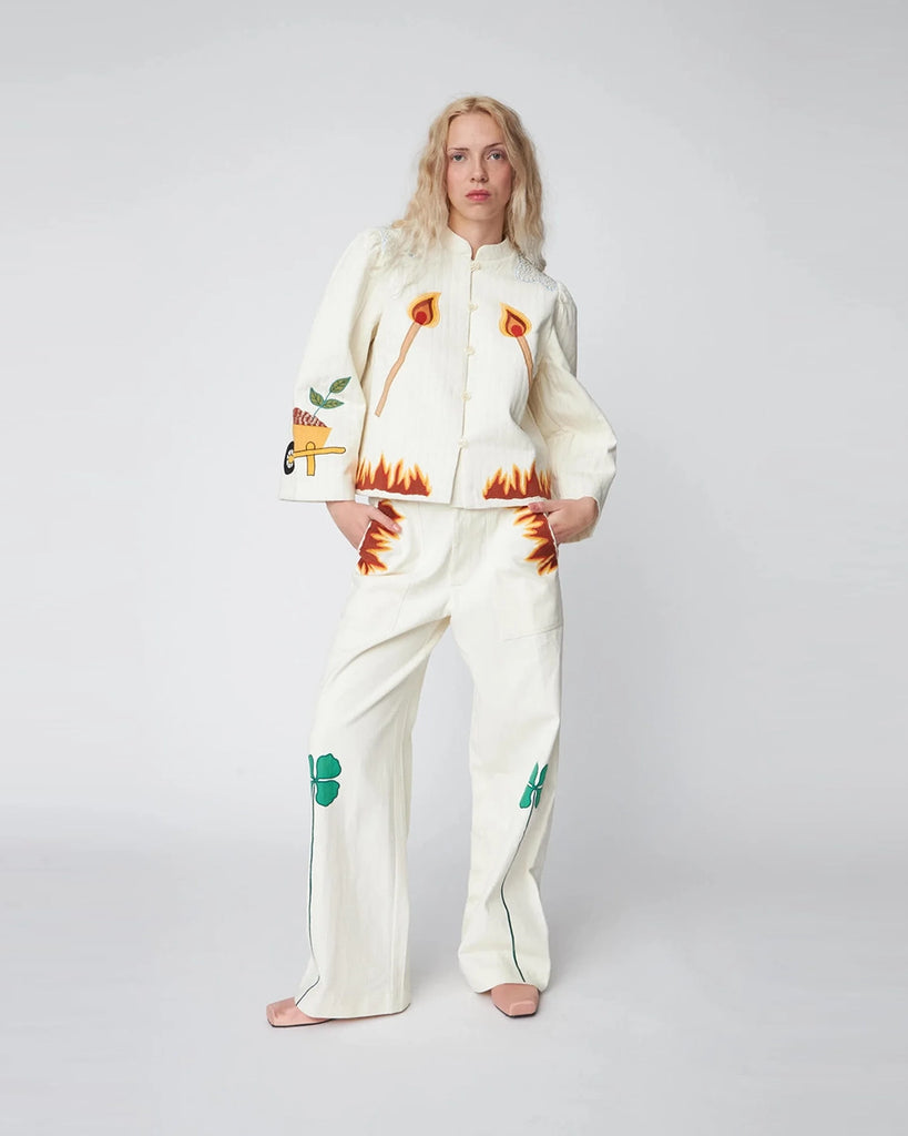 Pudełkowa, cienka kurtka Patchwork Elements Cotton STELLA NOVA z lekkim pikowaniem i patchworkowymi, ilustracyjnymi elementami. Posiada stójkę, delikatnie bufiaste ramiona i szerokie, długie rękawy.