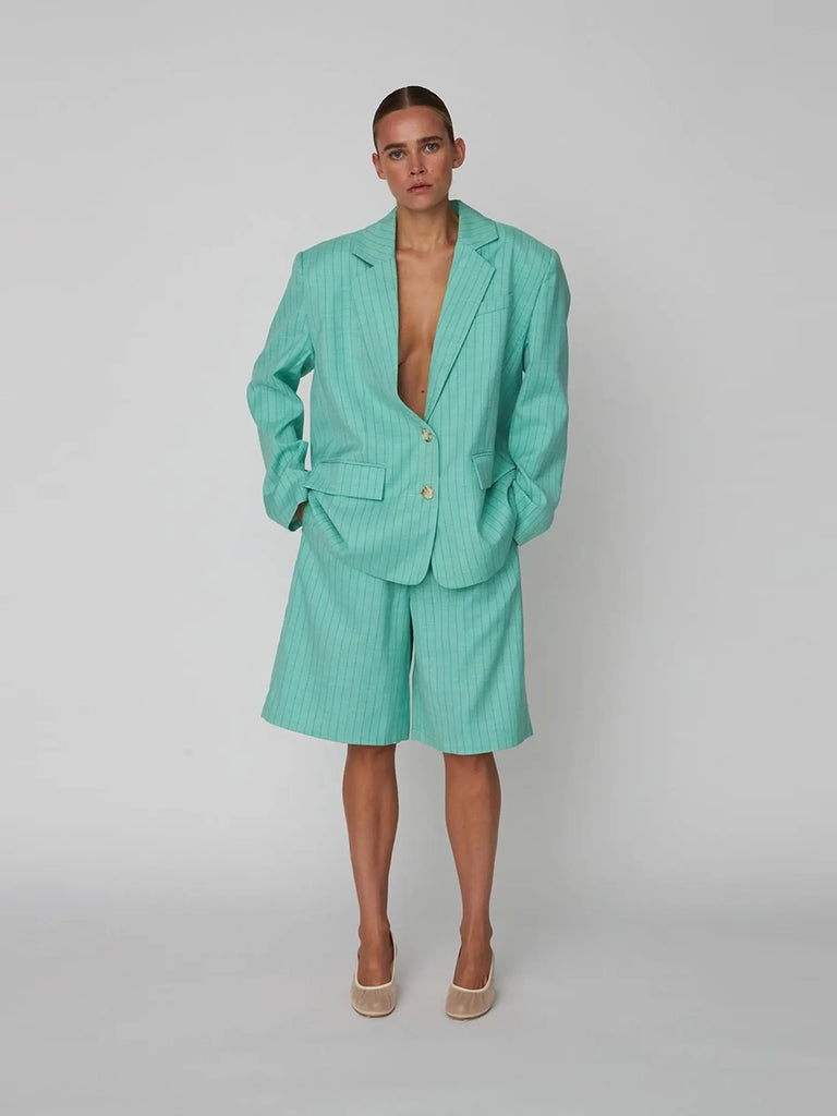 Luźne szorty bermudy Pin Striped STELLA NOVA w cienkie paski. Spodenki mają średni stan i są elastyczne w talii. Posiadają dwie boczne kieszenie, szeroką, prostą nogawkę i długość za kolana