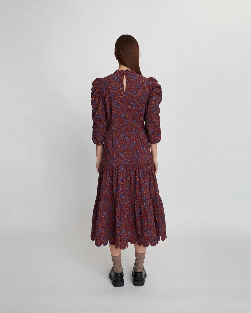 Bordowa, bawełniana sukienka midi Printed Maxi Dress STELLA NOVA w drobny, kwiatowy wzór z okrągłym dekoltem i bufiatymi rękawami 3/4 wykończonymi elastycznym ściągaczem