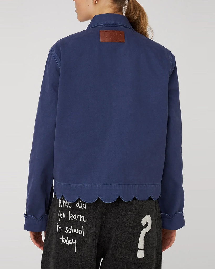 Jeansowa, luźna koszula STELLA NOVA z rozszerzanymi, wywijanymi rękawami. Posiada kołnierzyk i dwie, duże, przednie kieszenie. Zapinana na kontrastowe, srebrne guziki. Koszula na rękawach i u dołu wykończona jest muszelkowo.