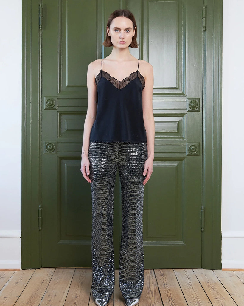 Luźny, jedwabny top Silk Top STELLA NOVA w bieliźnianym stylu na cienkich, regulowanych ramiączkach. Top ma trójkątny, obszyty koronką dekolt. Idealny pod marynarkę.