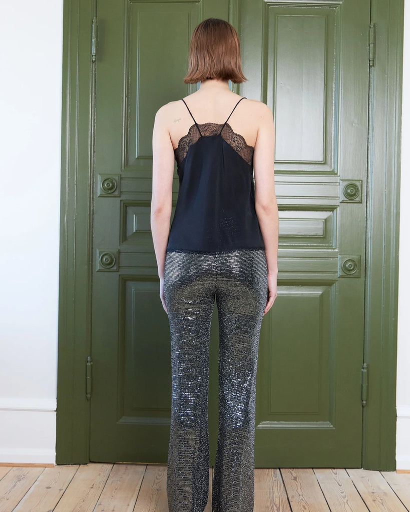 Luźny, jedwabny top Silk Top STELLA NOVA w bieliźnianym stylu na cienkich, regulowanych ramiączkach. Top ma trójkątny, obszyty koronką dekolt. Idealny pod marynarkę.