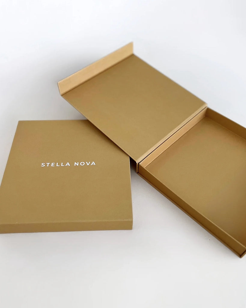 Luźny, jedwabny top Silk Top STELLA NOVA w bieliźnianym stylu na cienkich, regulowanych ramiączkach. Top ma trójkątny, obszyty koronką dekolt. Idealny pod marynarkę.