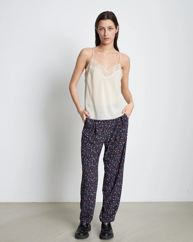 Luźny, jedwabny top Silk Top STELLA NOVA w bieliźnianym stylu na cienkich, regulowanych ramiączkach. Top ma trójkątny, obszyty koronką dekolt. Idealny pod marynarkę.