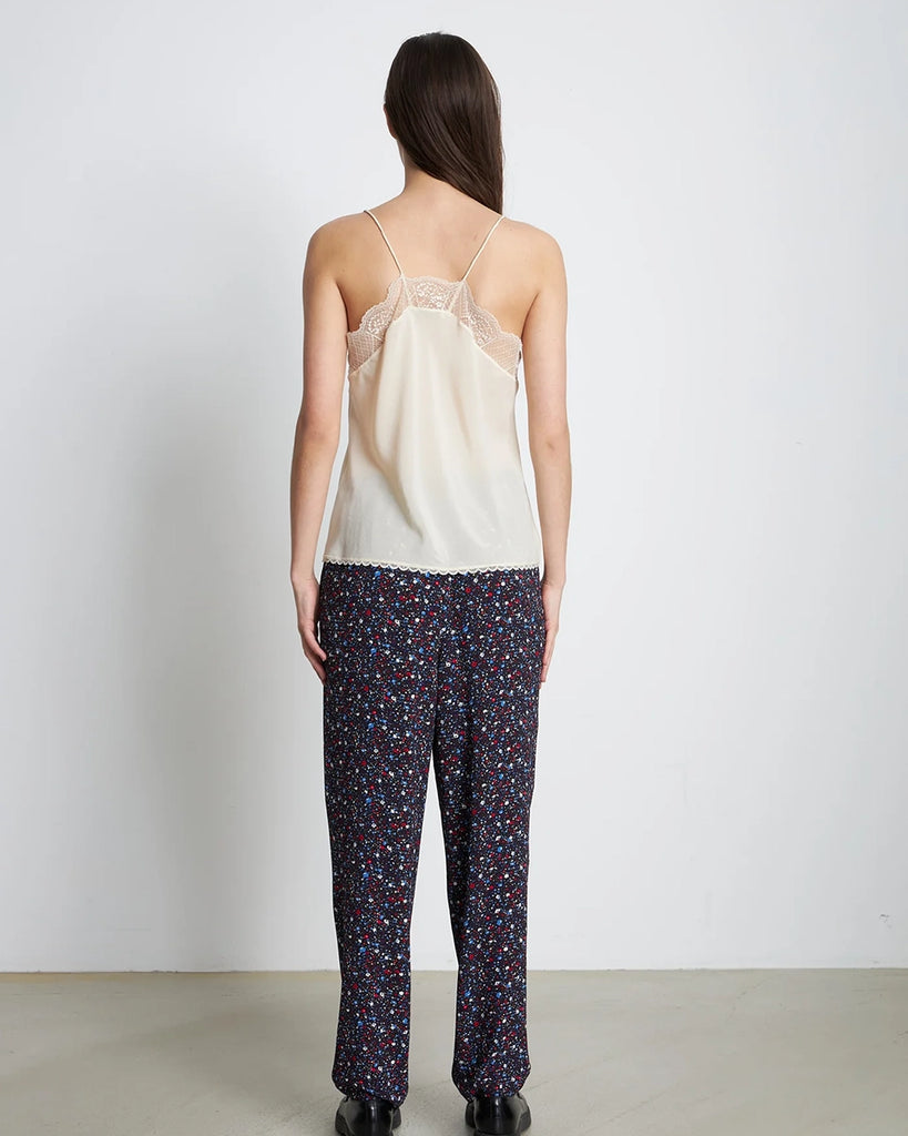 Luźny, jedwabny top Silk Top STELLA NOVA w bieliźnianym stylu na cienkich, regulowanych ramiączkach. Top ma trójkątny, obszyty koronką dekolt. Idealny pod marynarkę.