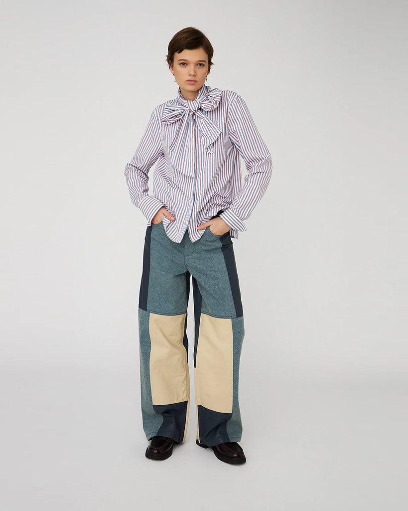 Luźna, bawełniana koszula w prążki STELLA NOVA z efektowną, dużą, wiązaną kokardą przy szyi. Zapinana na guziki. Posiada długie rękawy zakończone mankietami. Idealna zarówno z jeansami jak i eleganckimi, garniturowymi spodniami