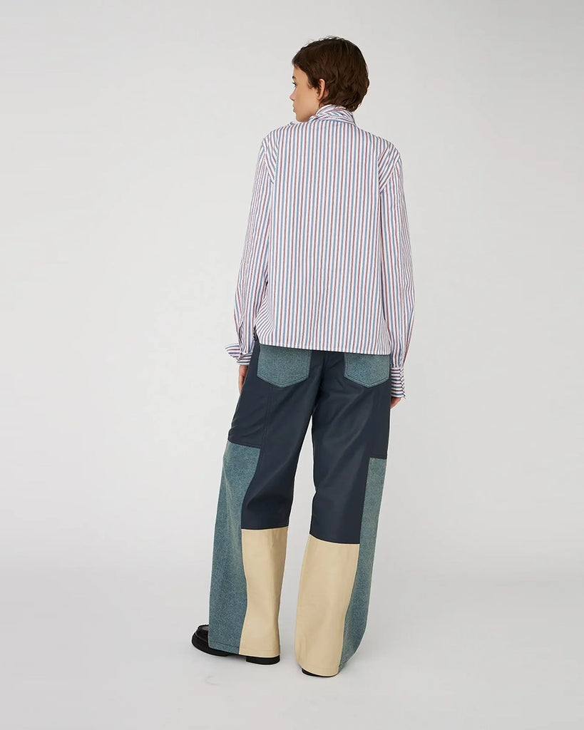 Luźna, bawełniana koszula w prążki STELLA NOVA z efektowną, dużą, wiązaną kokardą przy szyi. Zapinana na guziki. Posiada długie rękawy zakończone mankietami. Idealna zarówno z jeansami jak i eleganckimi, garniturowymi spodniami