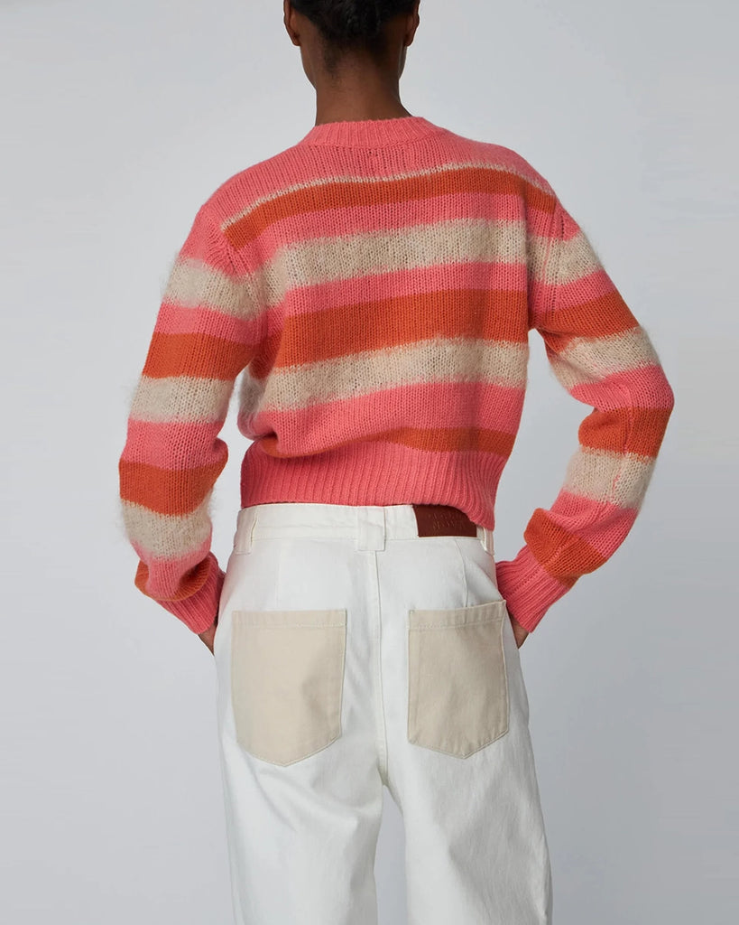 Luźny, krótki kardigan w paski Striped Mohair STELLA NOVA z okrągłym dekoltem. Zapinany na guziki. Wykończony ściągaczami. 