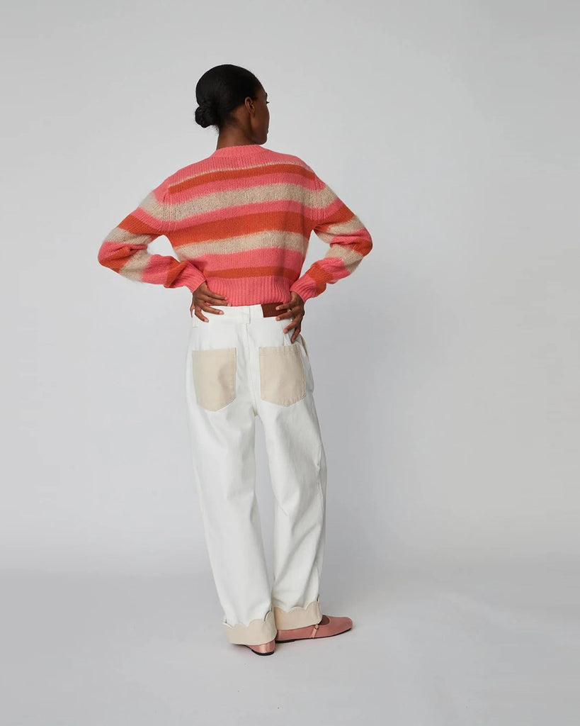 Luźny, krótki kardigan w paski Striped Mohair STELLA NOVA z okrągłym dekoltem. Zapinany na guziki. Wykończony ściągaczami. 