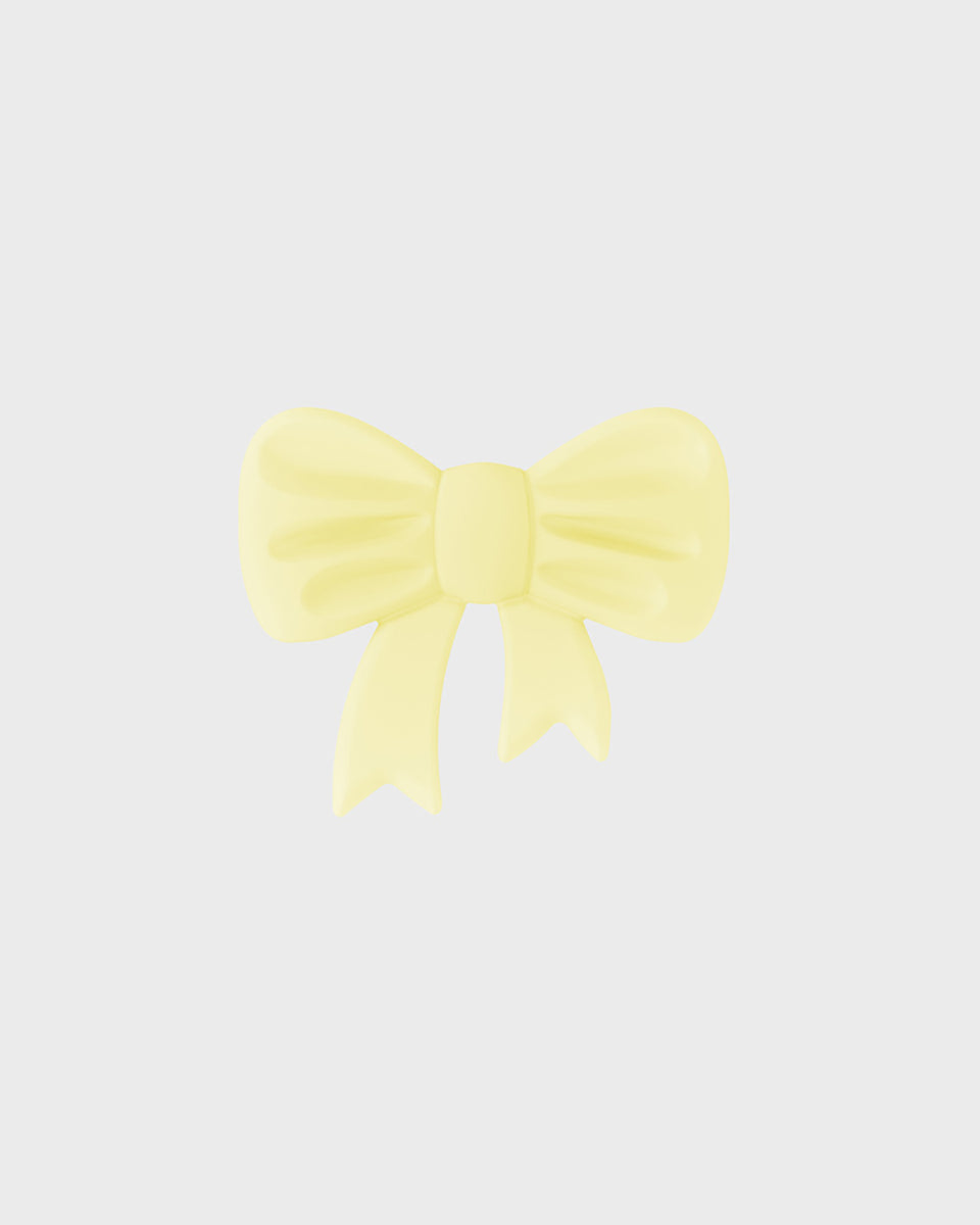 Miękka, silikonowa naklejka Bow Lemonade z wypukłym wzorem, tworzącym unikalny efekt 3D. Przyklej ją do swojego telefonu, laptopa lub notesu za pomocą klejącego tyłu. Dopasuj ją do silikonowego etui w tym samym odcieniu lub w kontrastującym kolorze.